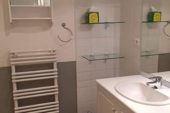 Entire apartment, Two Bedroom Apartment with Air Conditioning, Parking and Elevator in Lourmarin in Lourmarin, Parc naturel régional du Luberon