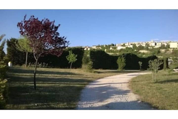 Blick auf Sault, Fahrrad, zu Fuß, Mont Ventoux in Sault, Parc naturel régional du Mont-Ventoux