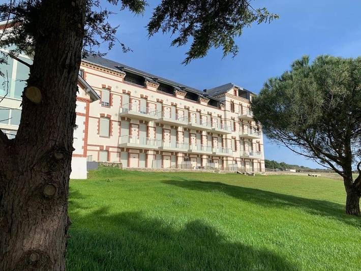 Gîte pour 2 personnes, avec Balcon et Jardin ainsi que Piscine et Vue dans Plage de La Fontaine aux Bretons