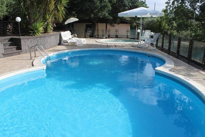 Location de vacances pour 11 personnes, avec jardin ainsi que piscine et jacuzzi, adapté aux familles à Piedimonte Etneo - 3