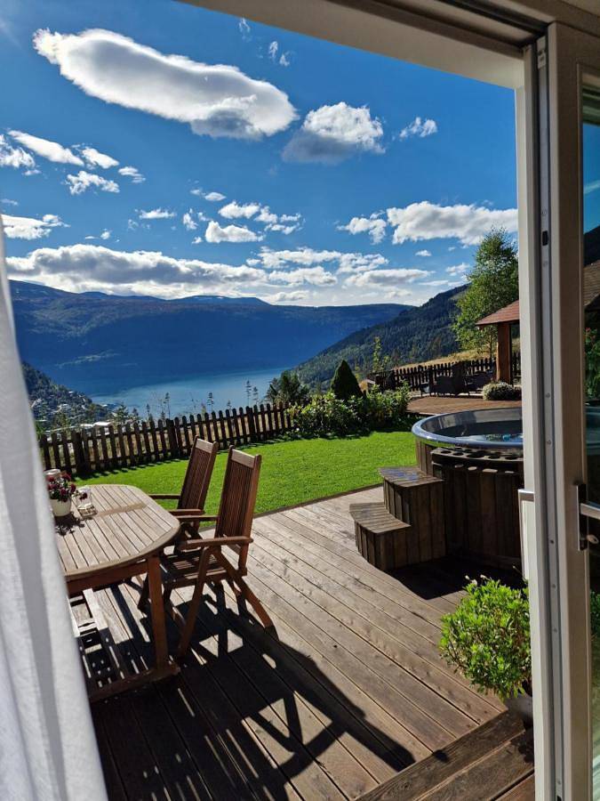 Ferienwohnung für 7 Personen, mit Whirlpool und Garten in Stryn