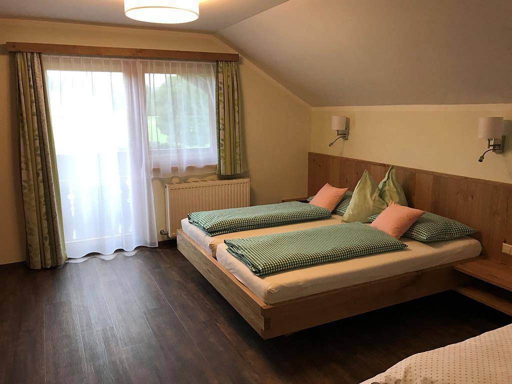 Vierbettzimmer mit Dusche, Wc in Pichl-Preunegg, Schladming-Dachstein