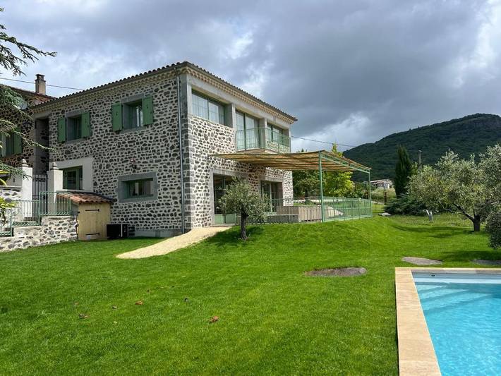 Location de vacances pour 15 personnes, avec terrasse ainsi que vue et piscine, animaux acceptés à Lussas