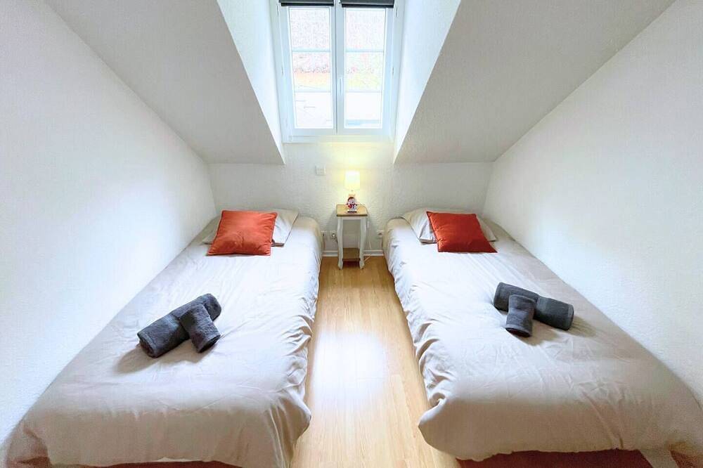 Entire apartment, Whole apartment 6p: apartment in residence - Campan, France in Campan, Pyrenees National Park