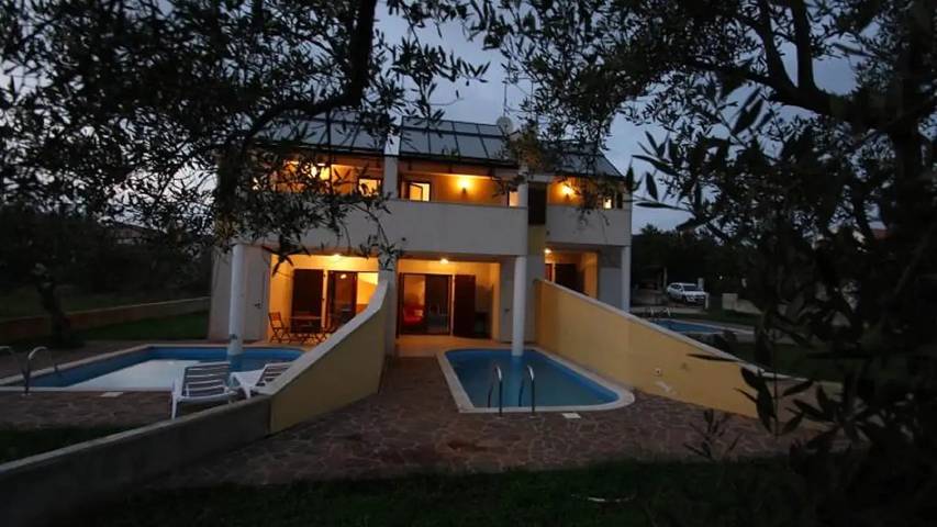 Ferienhaus für 7 Personen, mit Pool und Balkon, mit Haustier in Novigrad