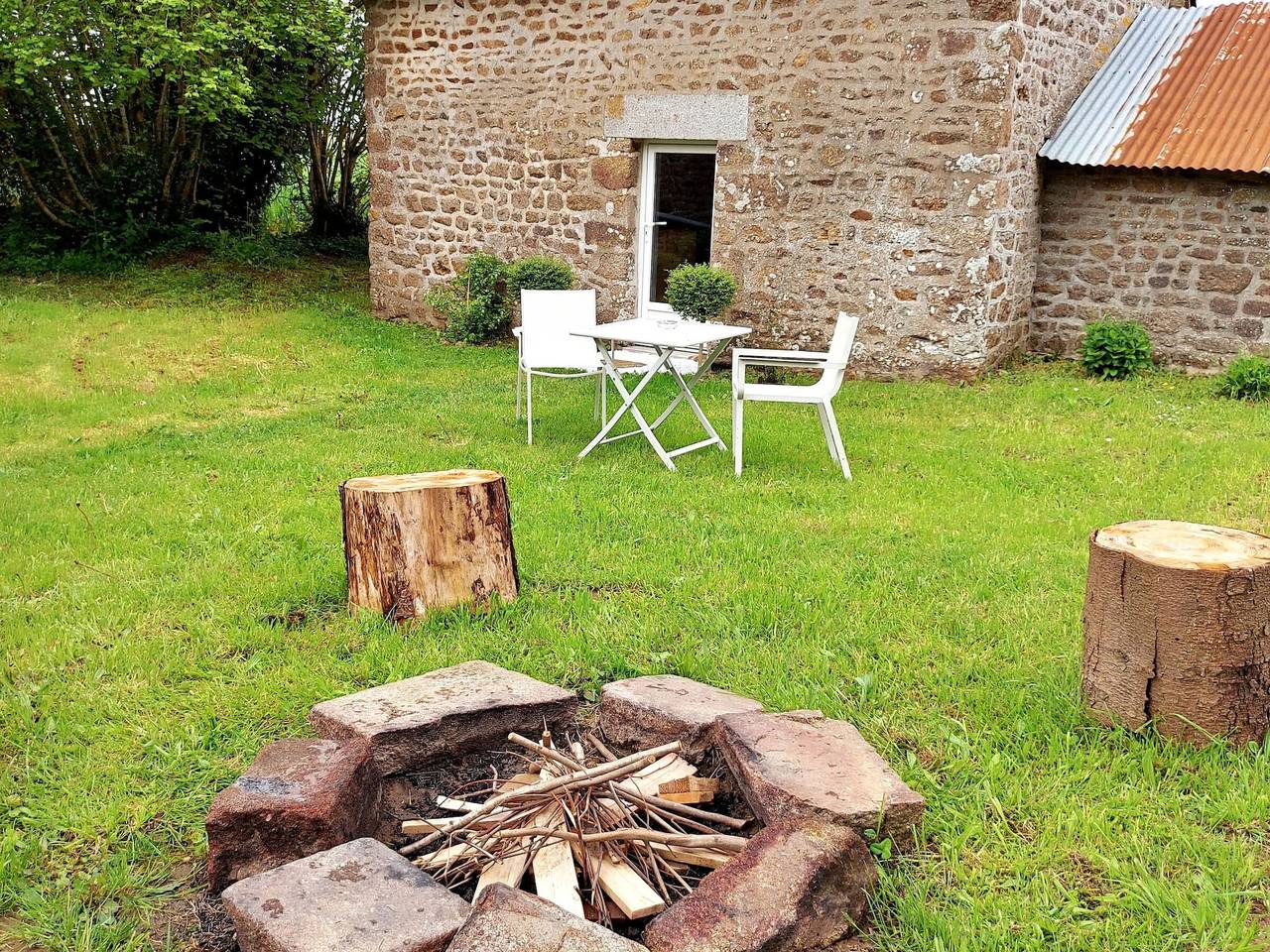 Charmante écurie rénovée avec jardin, salle commune, espaces de jeux enfants et découvertes botaniques in Montenay, Mayenne