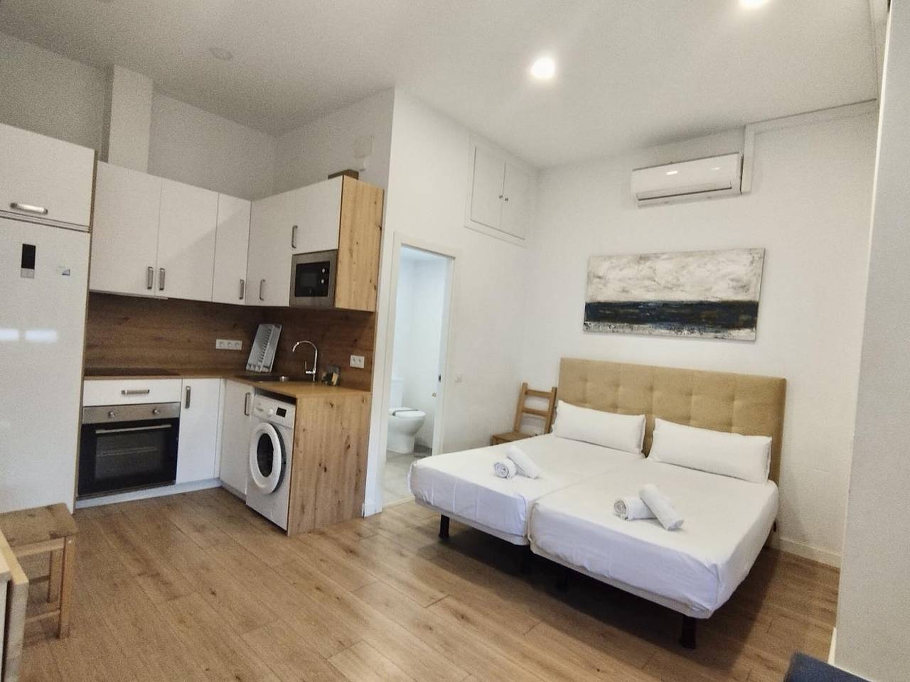 Apartamento vacacional entero, Charming Madrid Ciudad lineal - Coqueto estudio con Ac in Parque de las Avenidas, Madrid