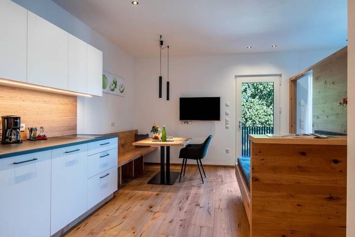 Entire apartment, 'Luislhof Hof - Apartment Pomum' with Mountain View, Terrace & Wi-Fi in Girlan, Eppan an der Weinstraße