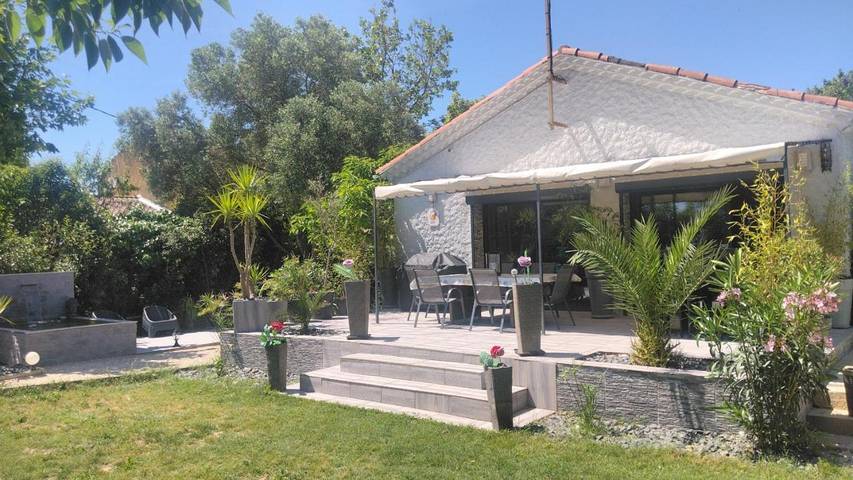 Location de vacances pour 7 personnes, avec Terrasse et Jardin ainsi que Piscine et Vue à Laudun-l'Ardoise