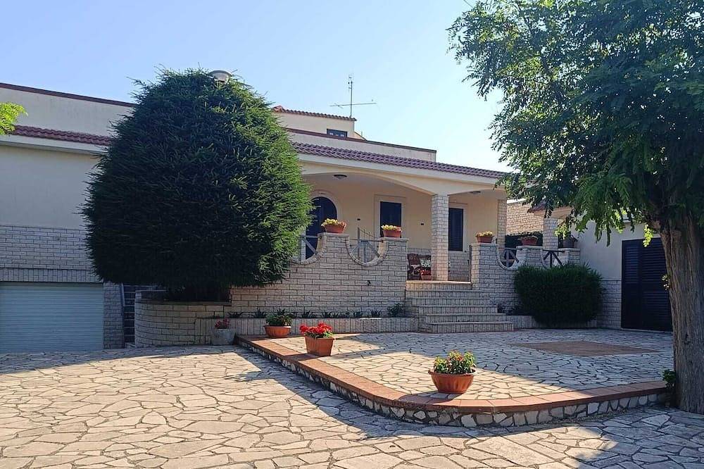 Villa Sideris, 3-bedroom villa  in Putignano, Province de Bari