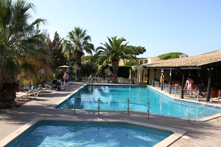 Hôtel pour 2 personnes, avec bassin pour enfant et vue ainsi que piscine et jardin