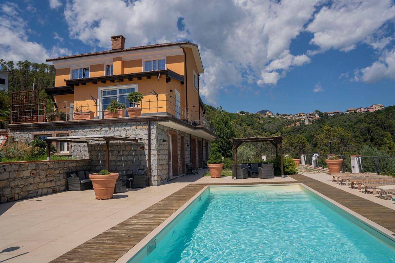 Appartamento intero, 065 - Villa Letizia, Elegante 2 Piscina e Natura, 10 minuti da Mare e Spiaggie in Casarza Ligure, Riviera di Levante