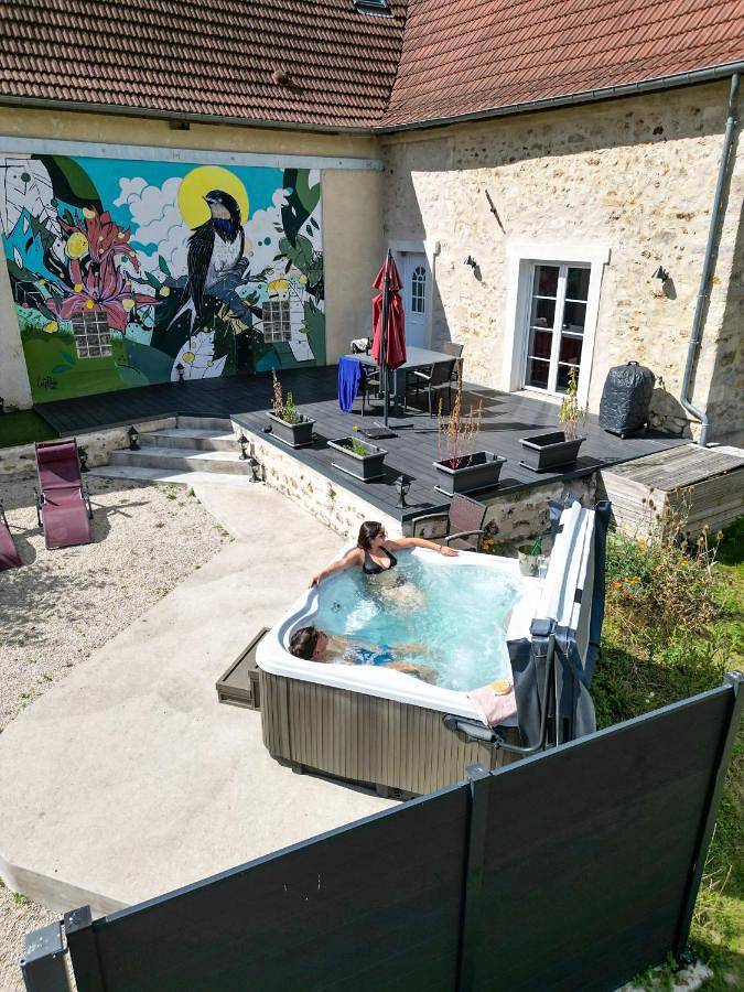 Location de vacances pour 8 personnes, avec piscine ainsi que jardin et jacuzzi, animaux acceptés à Coulonges-Cohan - 2