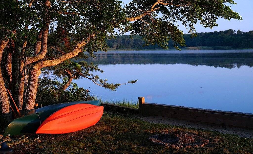 Cape-Code Waterfront Cottage in Dennis Port, Dennis
