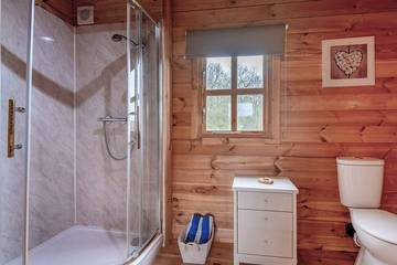 Cabin for 6 Guests in Sherwood Forest, Nottinghamshire, Picture 4