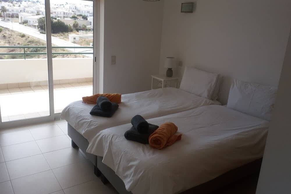 Luxuriöse und geräumige 3-Bett-Ende der Terrasse Linked Villa mit großem Pool in Budens, Faro Distrikt