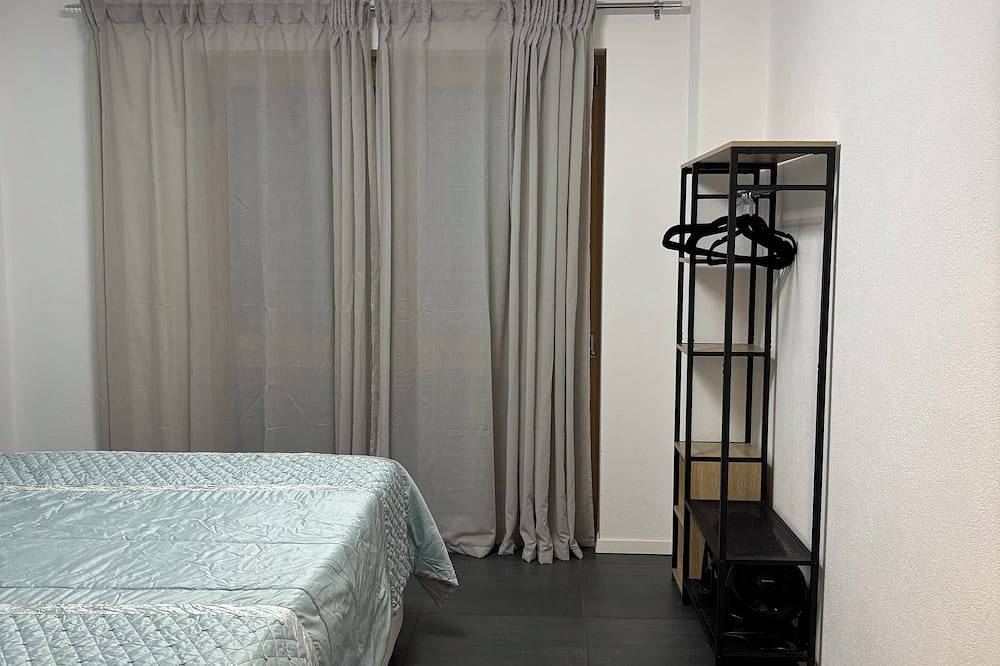 Ganze Wohnung, Moderne Ferienwohnung, Platz für 6 Gäste - 2 Schlaf-/ Wohn-/badezimmer, Terrasse in Singen, Hegau