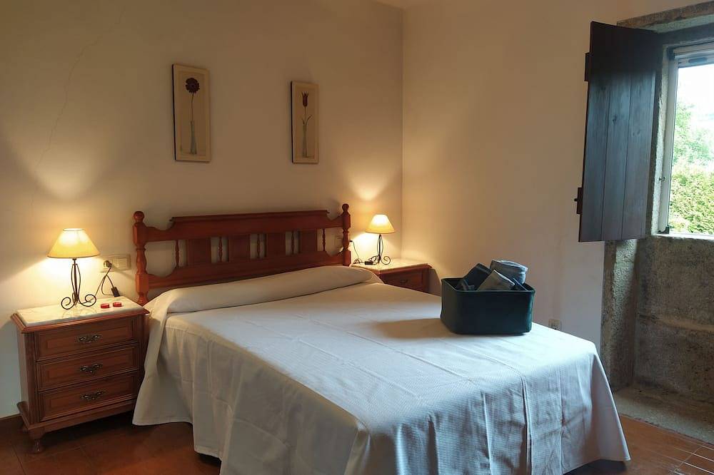 Rural house (pet-friendly) where you will only listen to nature. in Rianxo, Rías Baixas