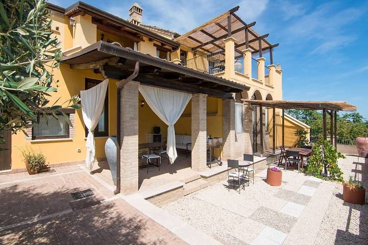 Ferienwohnung für 4 Personen, mit Pool und Garten sowie Terrasse und Whirlpool