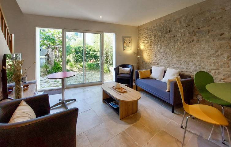 Cozy Apartment with Garden & Wi-Fi, 1km from Plage de la Loge in Les Portes-en-Ré, Ile de Re
