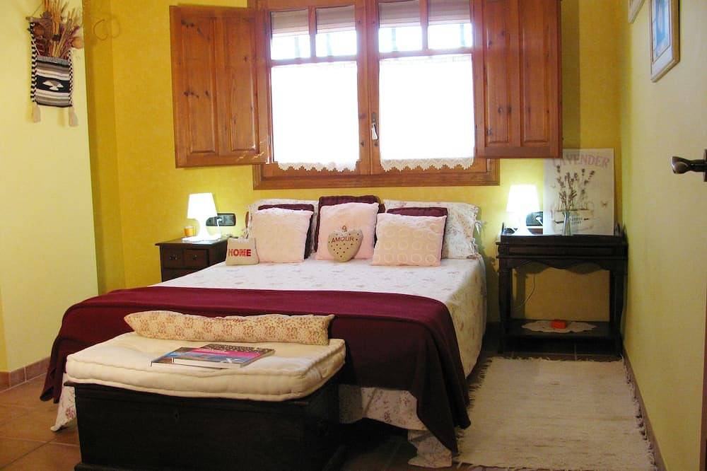Beautiful and quiet villa near beach. Large garden, fenced pool and barbecue in Vandellòs i l'Hospitalet de l'Infant, Costa Dorada
