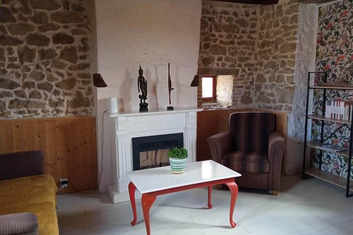 Rural cottage with garden overlooking the swimming pond in Parsac, Guéret und Umgebung