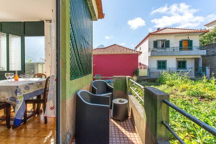 Ferienhaus 'Cantinho da Paz' mit Bergblick und Wlan in São Vicente (Madeira), Madeira