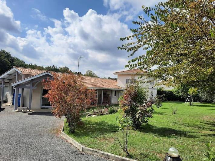 Location de vacances pour 4 personnes, avec terrasse et jardin à Faleyras