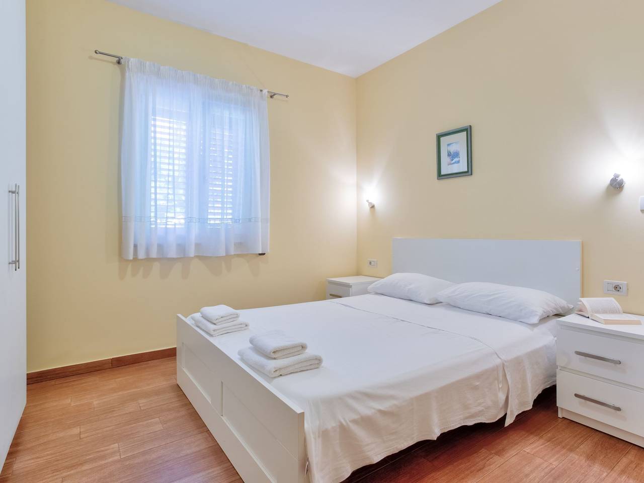 Ganze Wohnung, Moderne Ferienwohnung mit Terrasse nah am Strand in Lovrecica, Umag und Umgebung