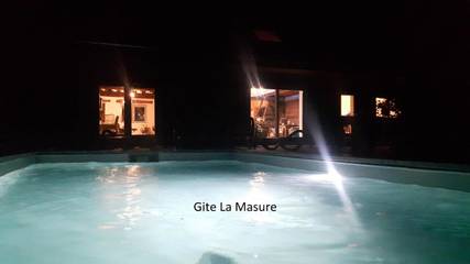 Gîte pour 12 personnes, avec jardin ainsi que piscine et jacuzzi, animaux acceptés dans Mormont