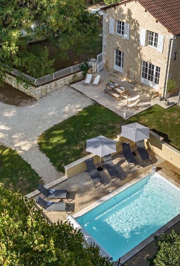 Location de vacances pour 9 personnes, avec piscine ainsi que vue et jardin à Sorges