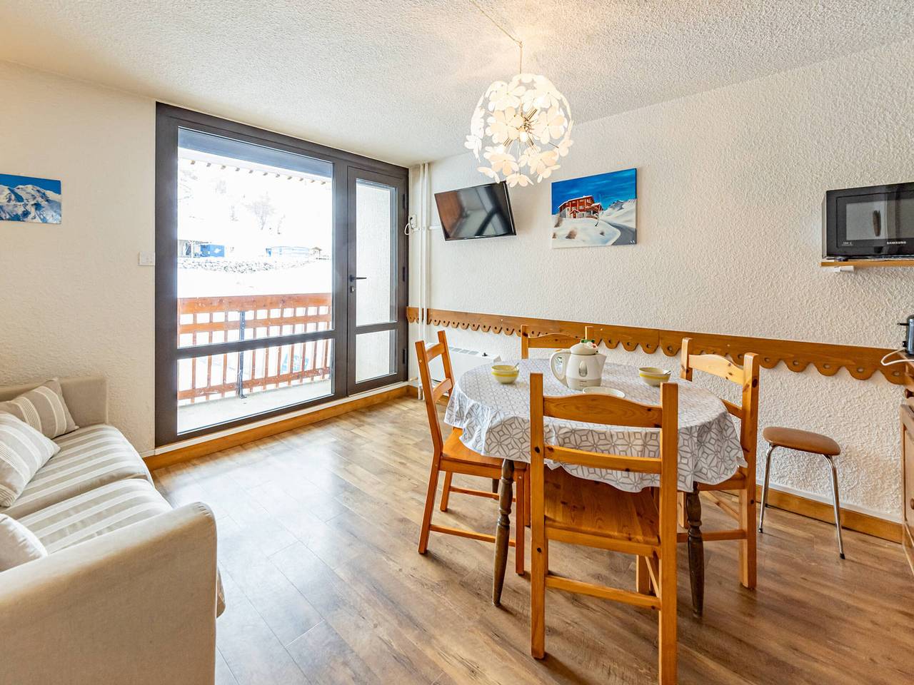 Entire studio, Modern Studio for 4, Ski-In/Out, Central Location, Panoramic Mountain Views in Saint-François-Longchamp, Le Grand Domaine