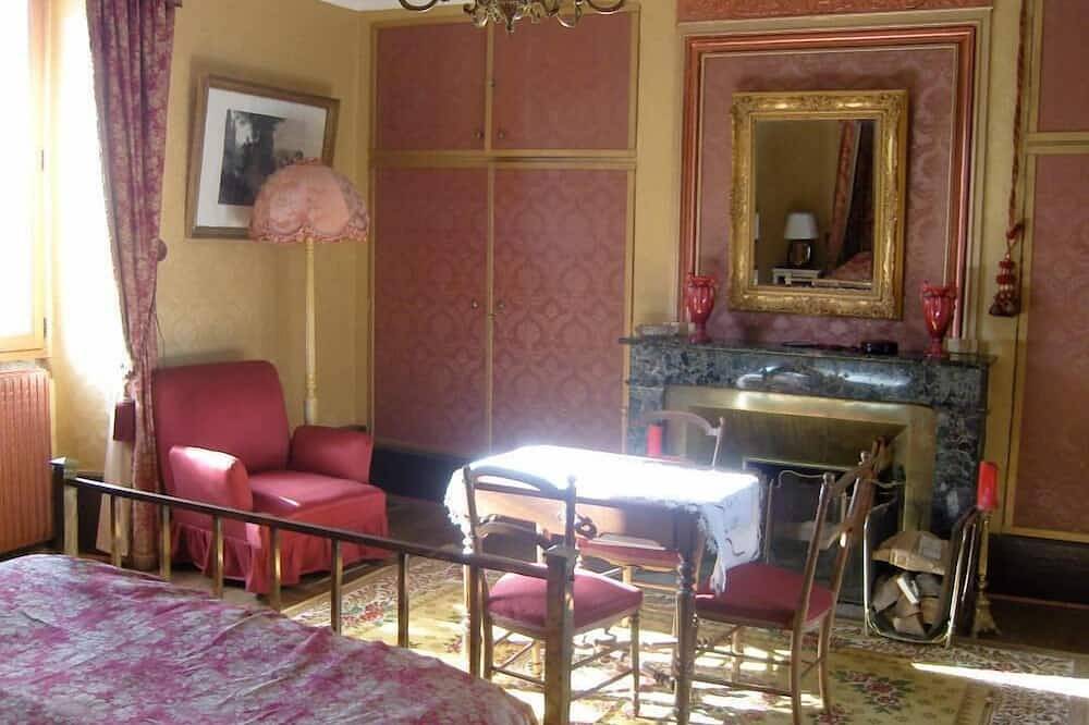 Manoir les Aliberts (1,5 hectares de parc arboré, piscine, billard, babyfoot...) in Martiel, Aveyron