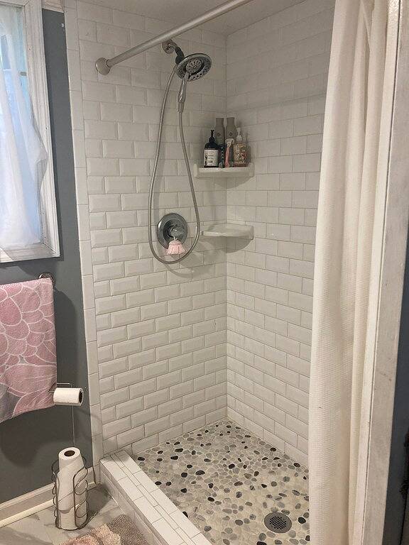 Lakefront cottage on rustic setting in cove in Lake Oconee