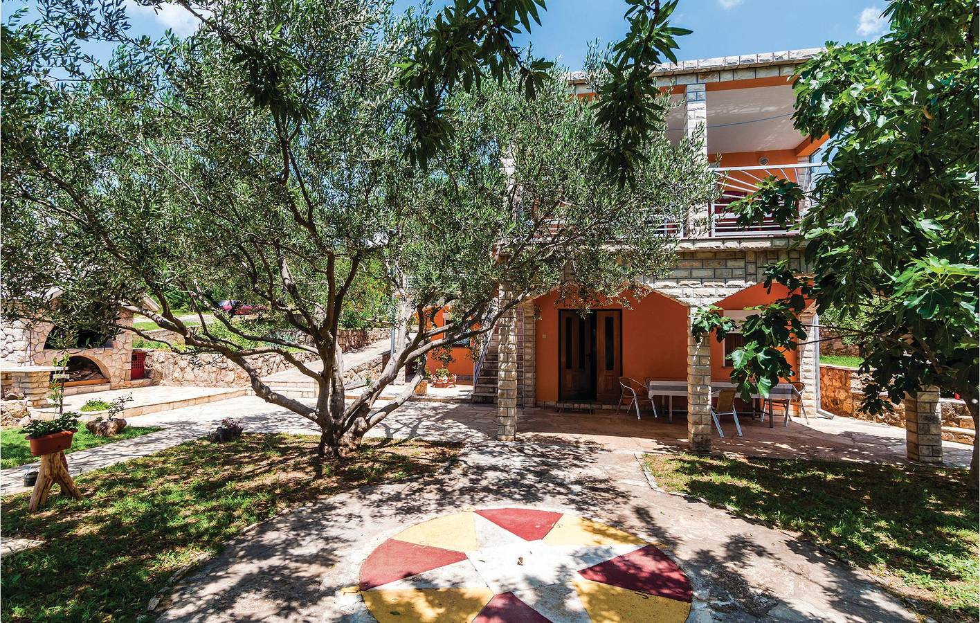 Ganze Ferienwohnung, Gemütliche Wohnung mit Terrasse, WLAN und Parkplatz, 1,5 km bis zur Küste in Donji Karin, Zadar