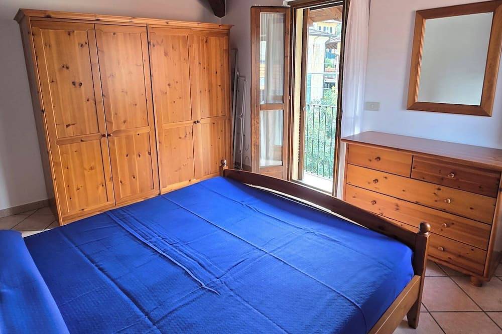 Geheel appartement, Casa Nadia: Modern apartment with balcony, mountain view and private parking in Maccagno, Maccagno con Pino e Veddasca