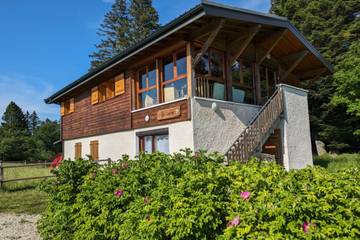 Maison de campagne pour 10 personnes, avec jardin et vue sur le lac à Pugny-Chatenod