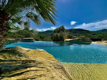 Location de vacances pour 15 personnes, avec terrasse, adapté aux familles à Castelreng