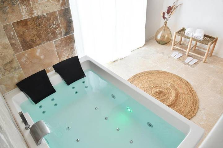 Location de vacances pour 2 personnes, avec Jacuzzi et Terrasse ainsi que Jardin et Sauna à Lembras