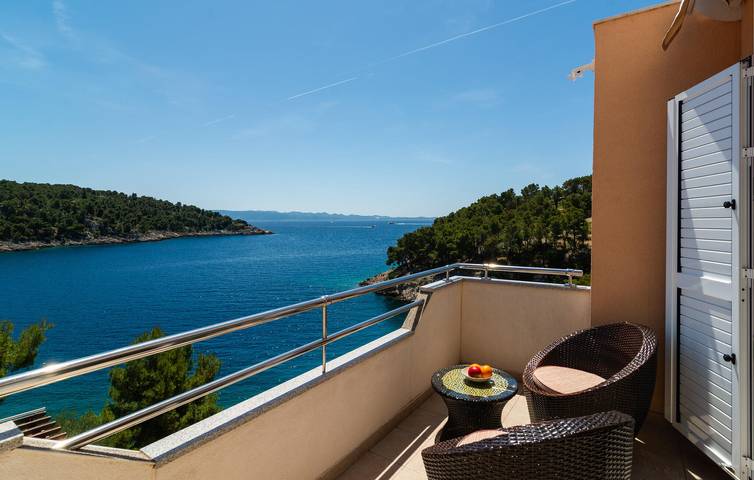 Ganze Ferienwohnung, Apartment mit Meerblick, Wifi, AC, Parkplatz und Terrasse - 2km zum Strand in Milna, Brac
