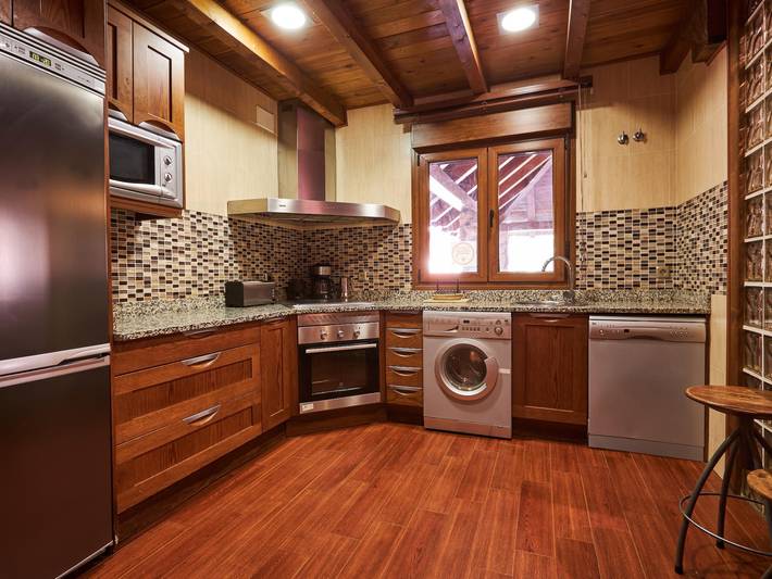Casa rural para 16 personas, con Balcón/Terraza y Jardín además de Piscina y Sauna en Narrillos de San Leonardo - 3