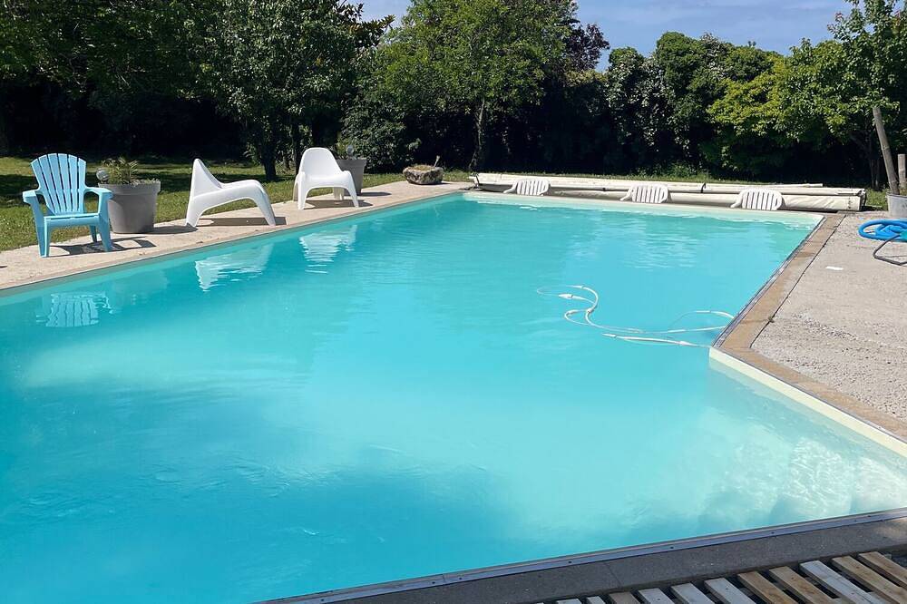 Maison tout confort avec piscine et terrain de tennis dans le marais poitevin in Saint-Jean-de-Liversay, Région de La Rochelle