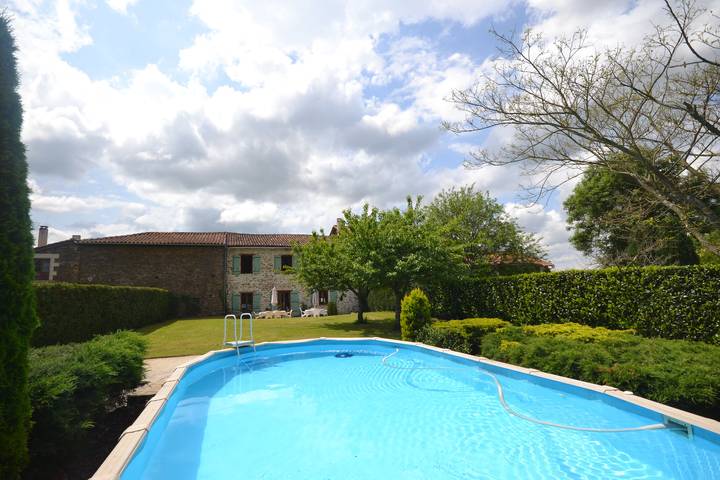Gîte pour 9 personnes, avec Piscine à Montembœuf