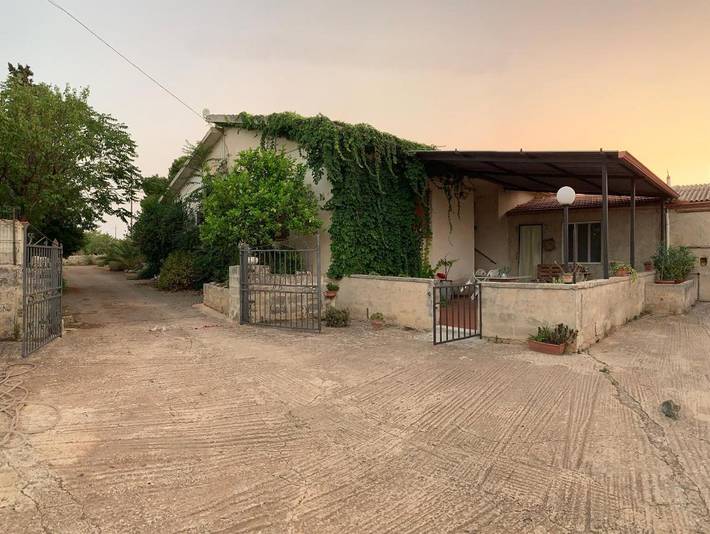 Ferienhaus für 3 Personen, mit Balkon und Terrasse sowie Garten in Rosolini