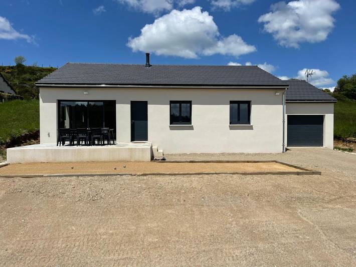 Location de vacances pour 8 personnes, avec jardin ainsi que terrasse et vue à La Panouse