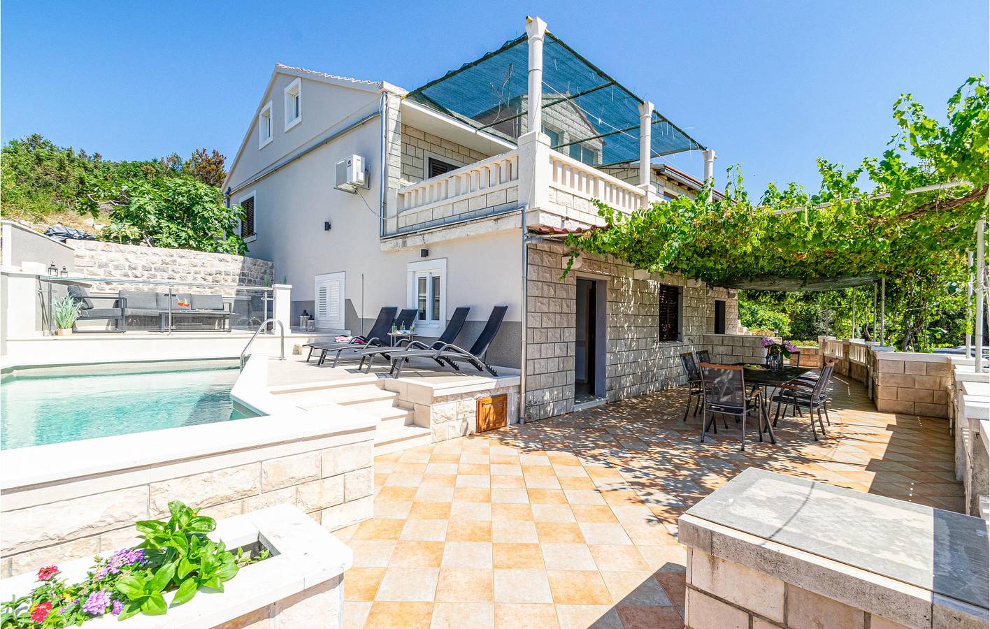 Ganze Ferienwohnung, Reizende 2-Zimmer-Wohnung mit Pool, Terrasse und in Strandnähe in Zrnovska Banja, Korcula