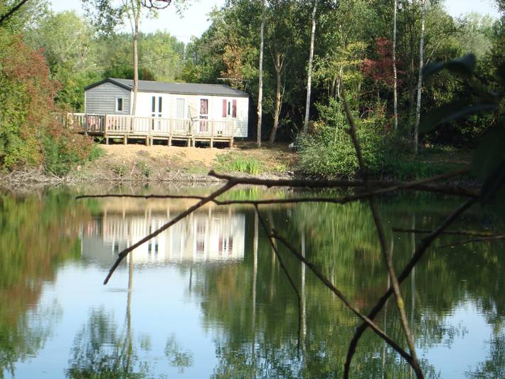 Vakantiehuis voor 6 personen, with uitzicht op het meer and zwembad as well as terras in de Champagne-Ardenne