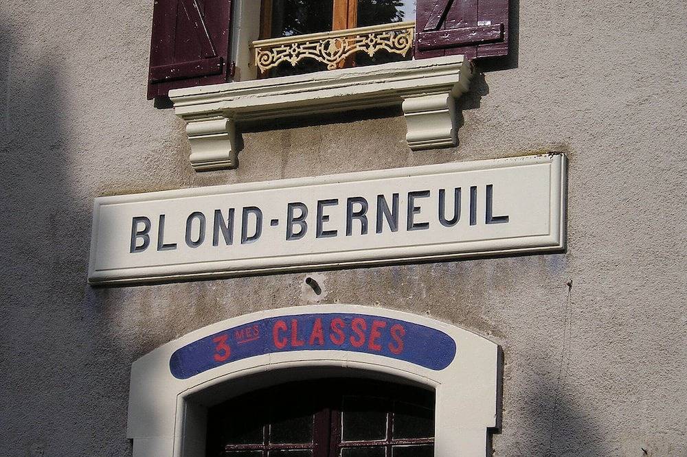 Former French railway station with private swimming pool and Wifi in Berneuil (Bellac), Región de Bellac
