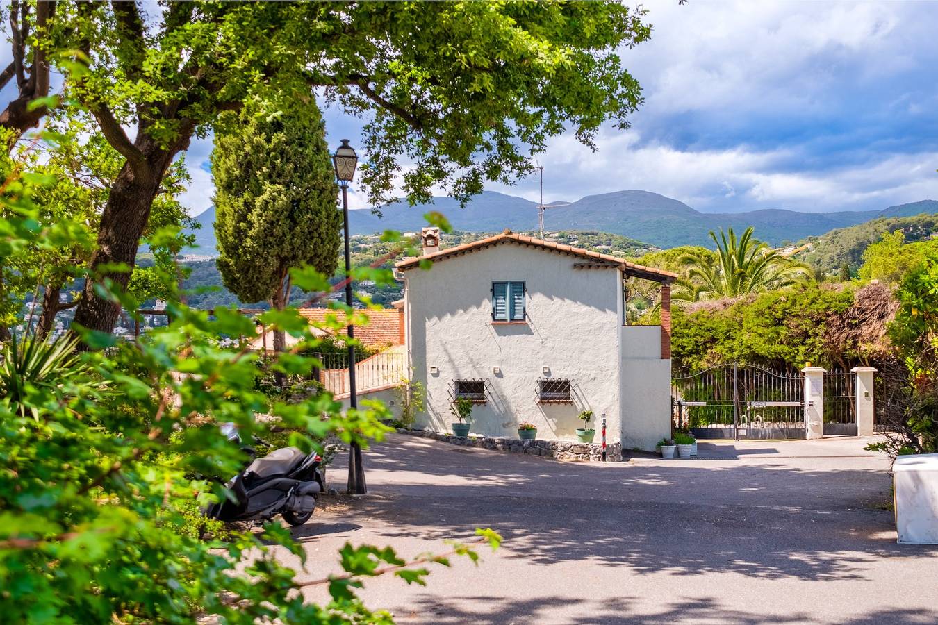 Appartement bas de maison, domaine avec piscine in Saint-Paul-de-Vence, Côte méditerranéenne (France)