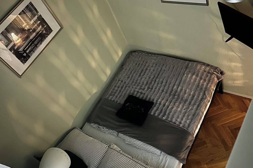 Entire apartment, Cozy 1-bedroom condo in enjoyable Budapest with Wifi in Budapest, Central Hungary